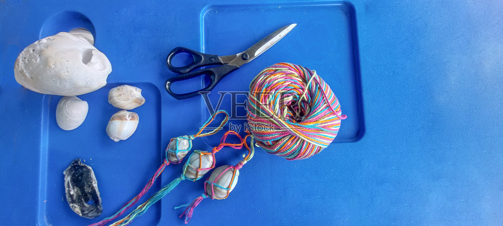 剪刀、线、珠子和其他配件照片摄影图片
