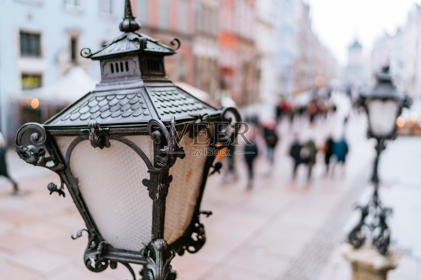 华丽的街灯与模糊的格但斯克老城步行街。照片摄影图片