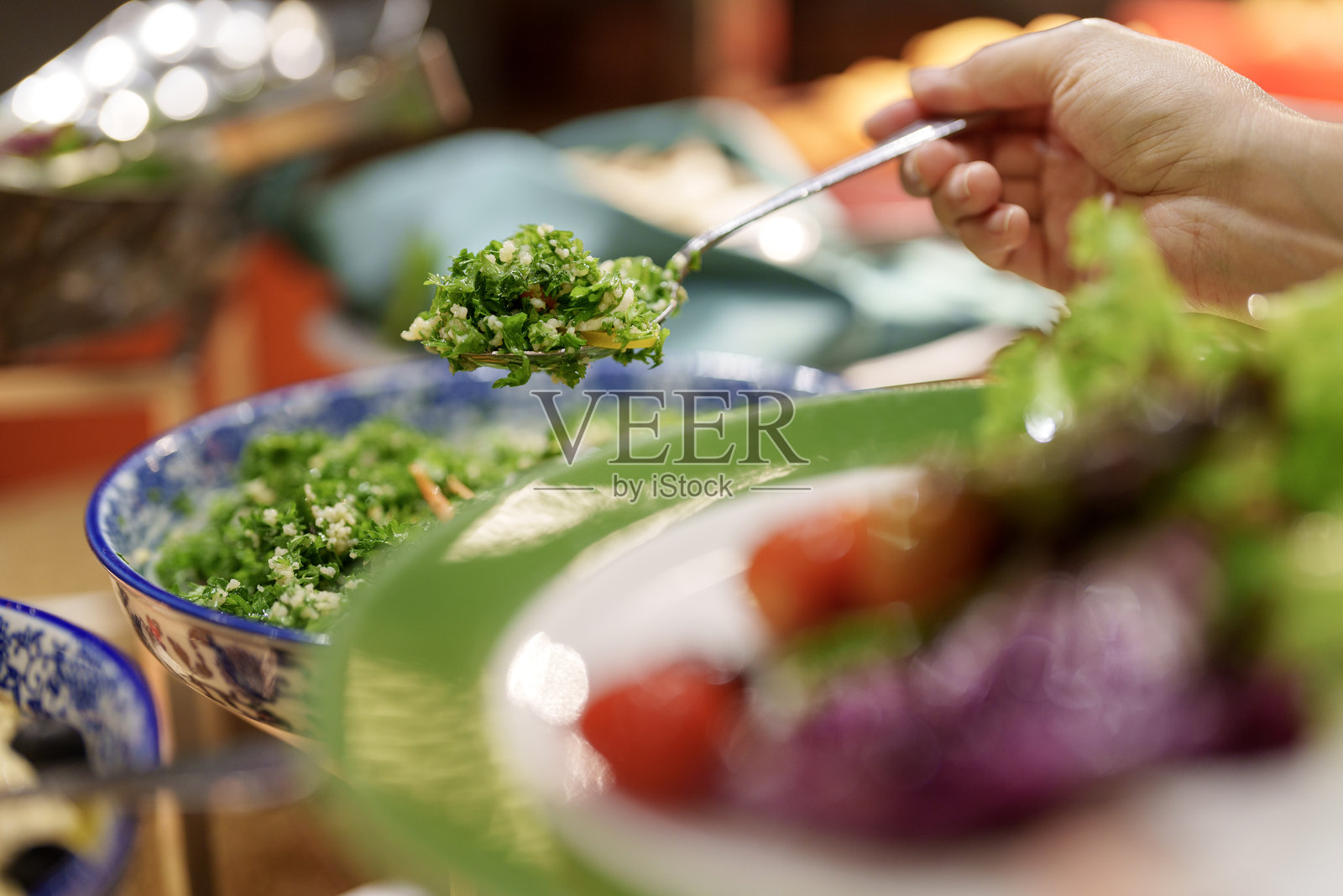 自助餐上供应的塔布勒沙拉照片摄影图片