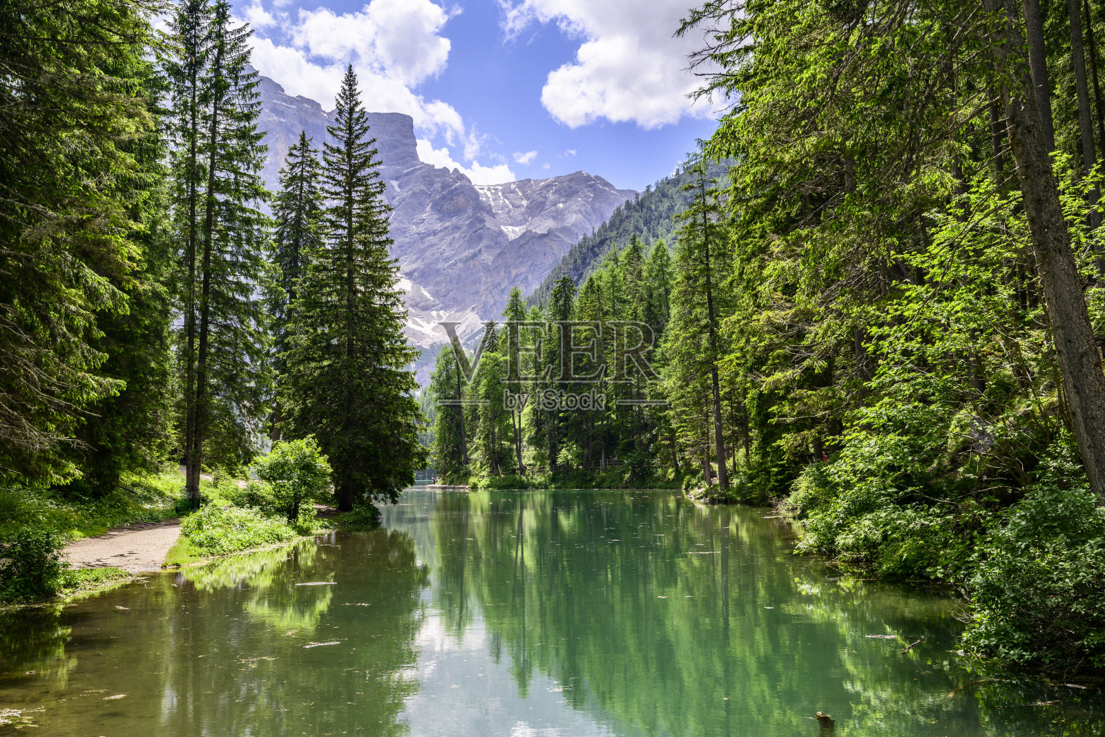 春季的普拉格塞尔湖或布拉耶斯湖，位于多洛米蒂山脉。照片摄影图片