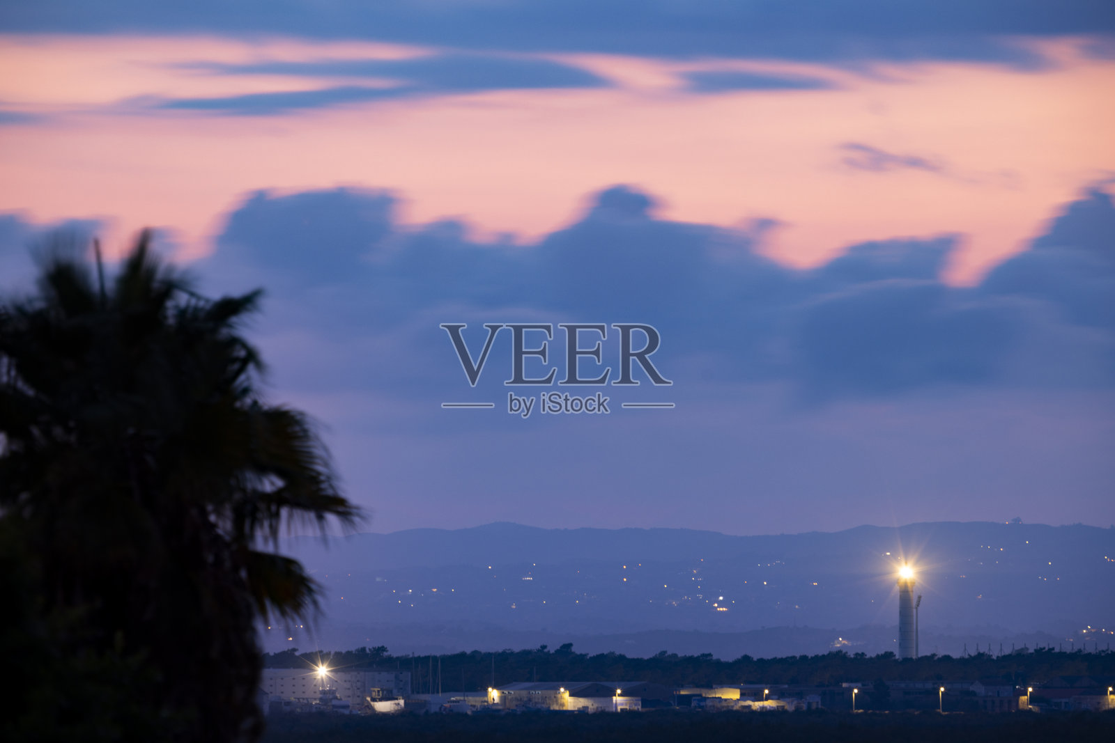 伊斯拉卡内拉灯塔在日落时分照片摄影图片