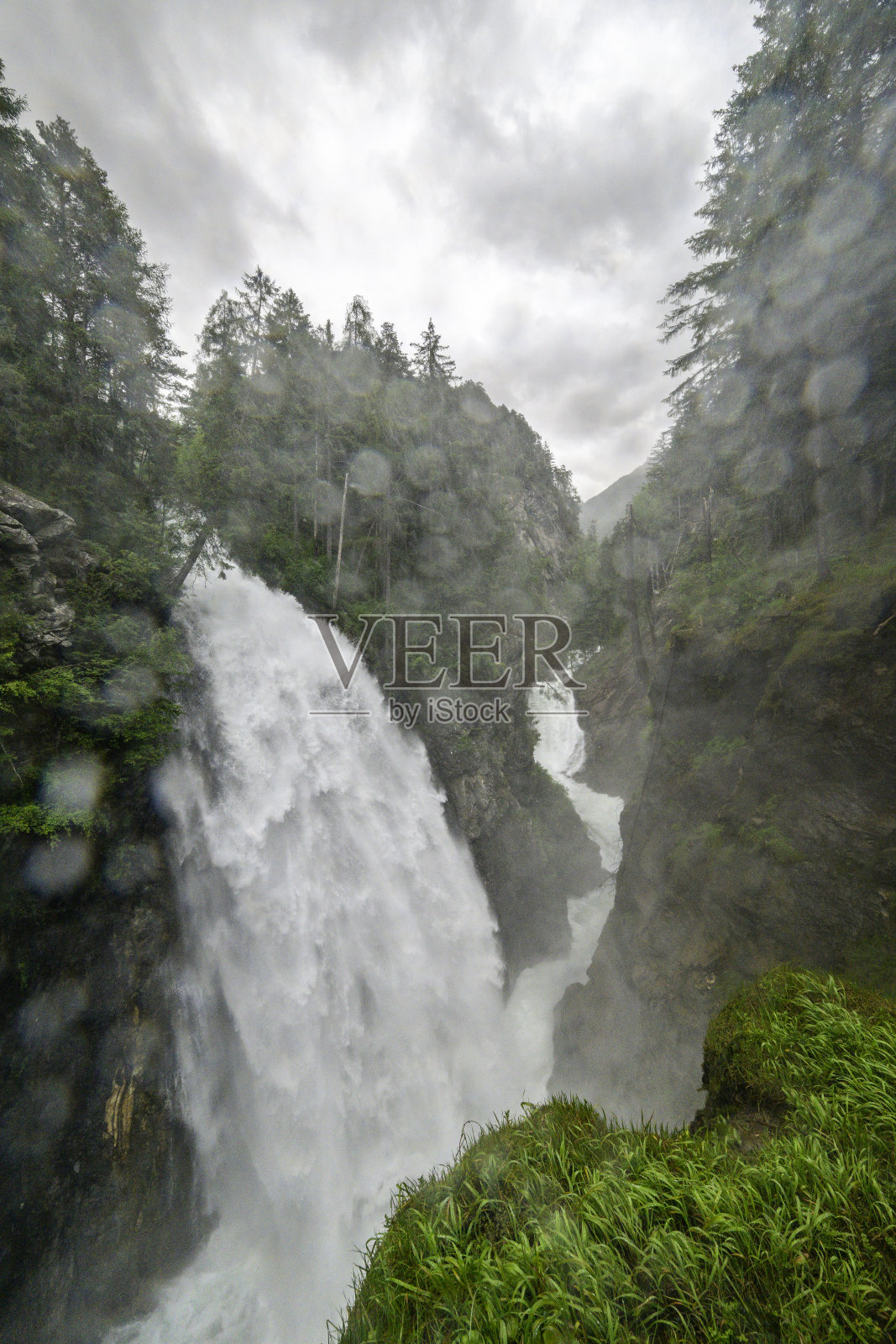 南蒂罗尔的Rieserferner-Ahrn自然公园中的Reinbach瀑布或Cascate Di Riva照片摄影图片