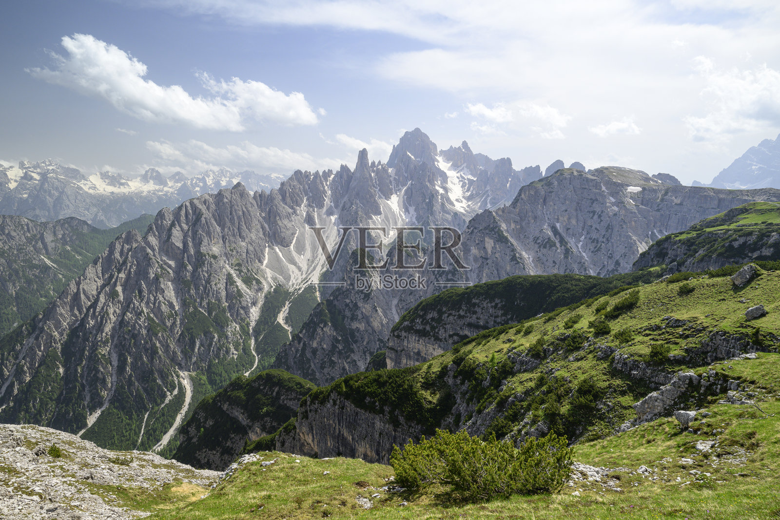 春季时节的多洛米蒂山脉米苏里纳的卡迪尼山景观照片摄影图片