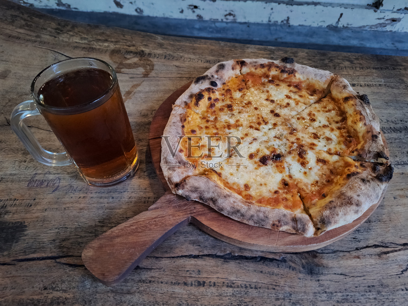 美味的罗马风味比萨，配有凤尾鱼、马苏里拉奶酪、番茄酱、牛至和橄榄油。新鲜冰茶。食品和饮料菜单。照片摄影图片