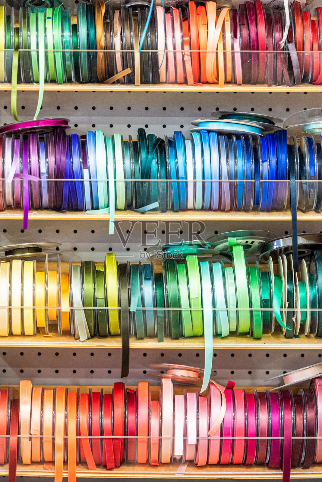 传统缝纫店里的五彩缤纷的丝带照片摄影图片