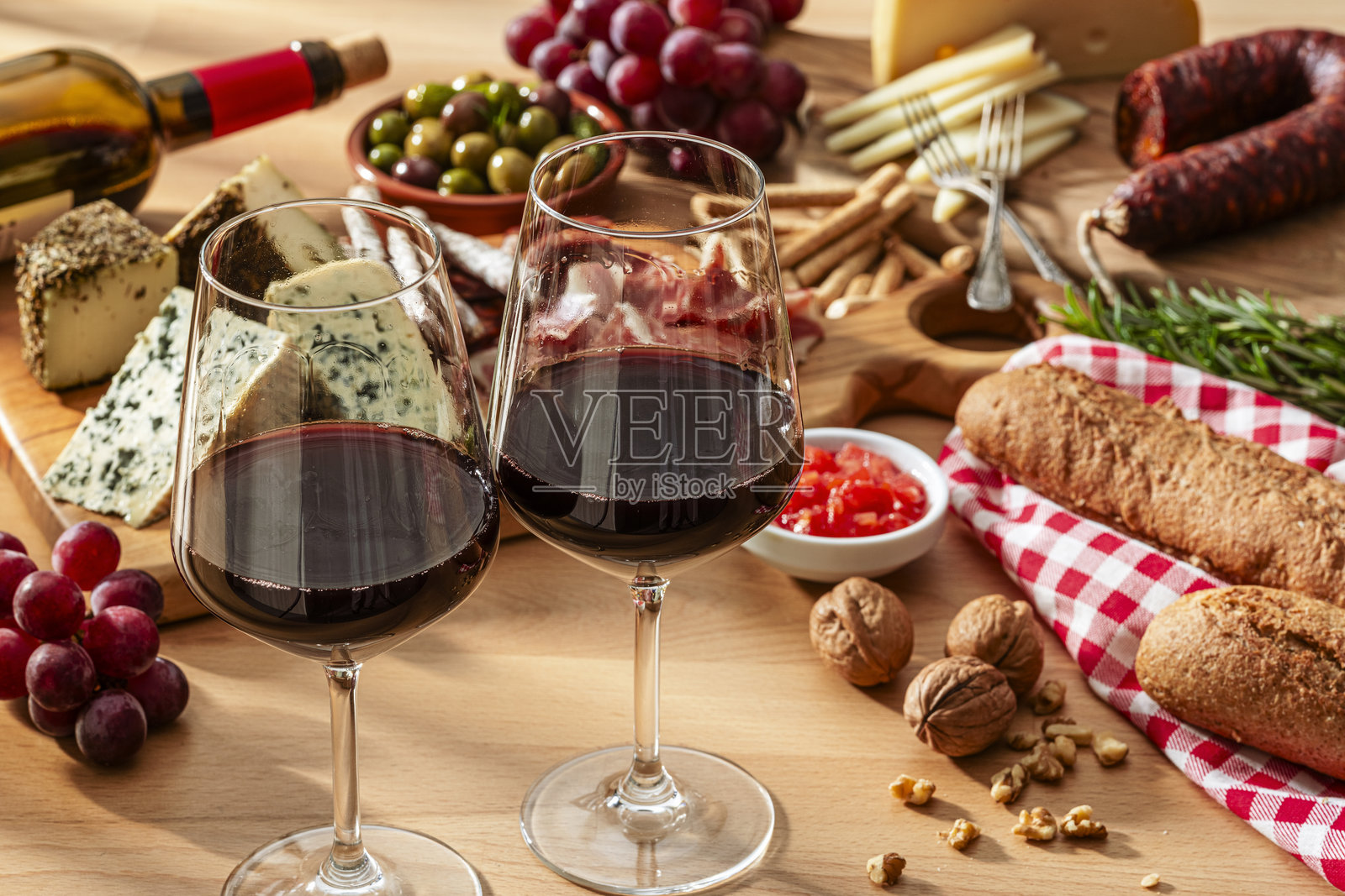 西班牙美食：两杯红酒和木桌上的小吃照片摄影图片