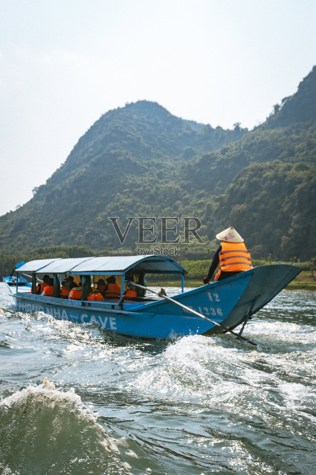 越南宁平 - 2024年4月29日。游客们享受风景如画的划船之旅。照片摄影图片