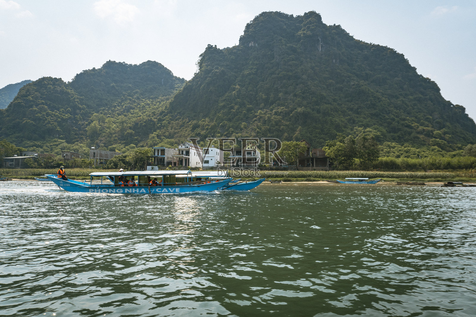 越南宁平 - 2024年4月29日。在河上进行Phong Nha洞穴的船游照片摄影图片