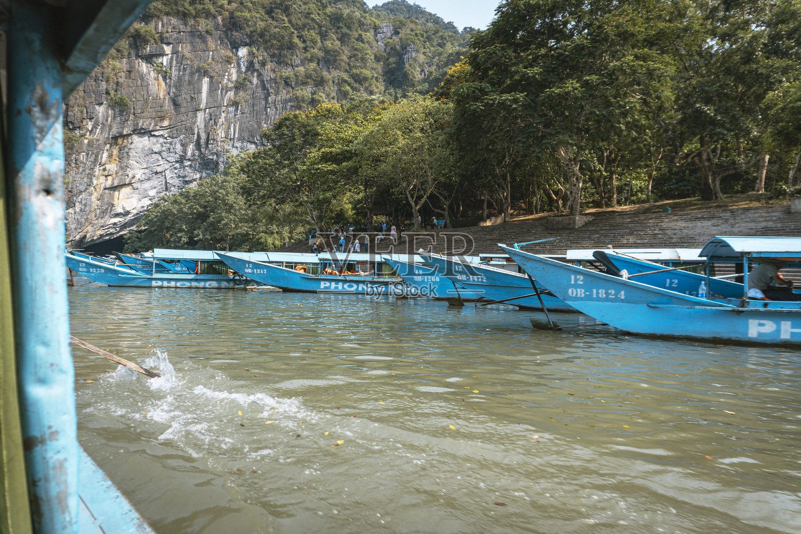 越南宁平 - 2024年4月29日。在河上进行的Phong Nha洞穴船游照片摄影图片