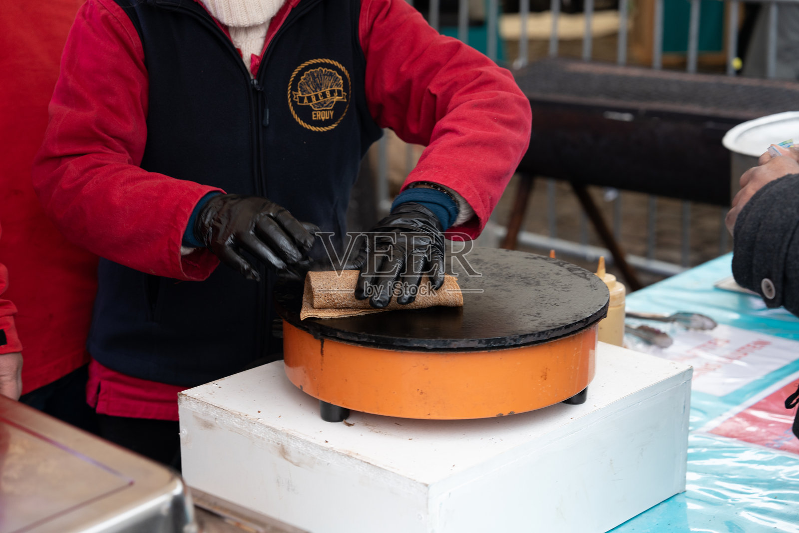 在热闹的户外市场摊位上制作甜咸可丽饼照片摄影图片
