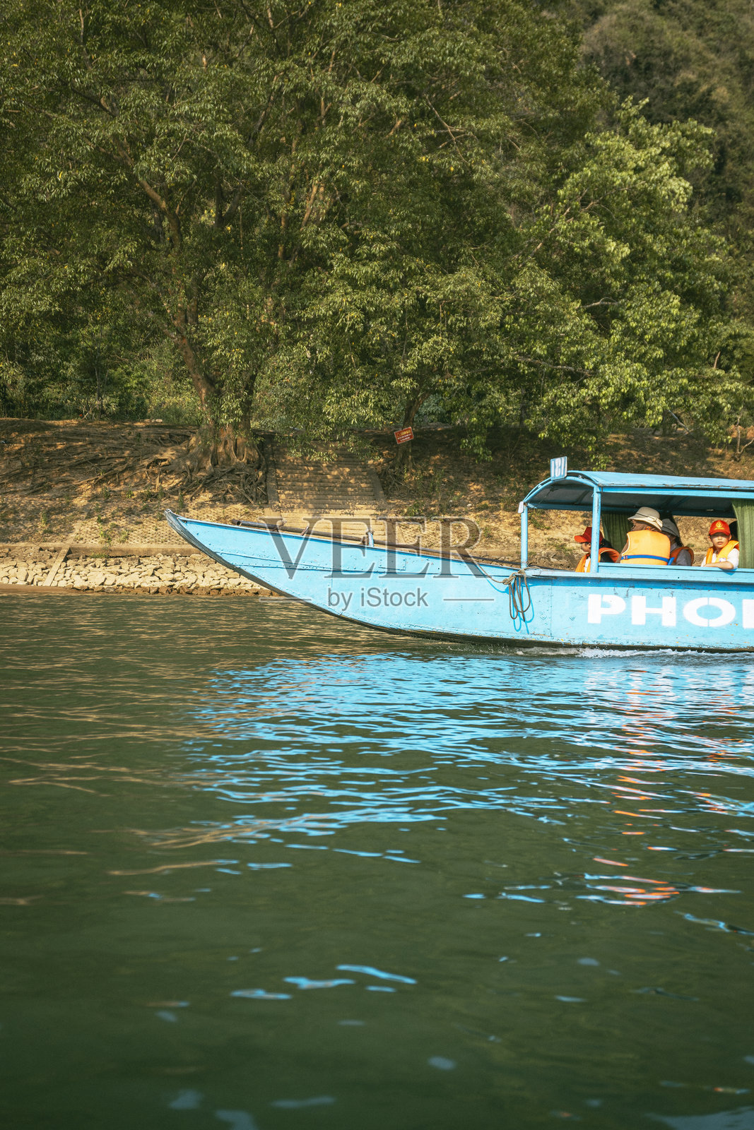 越南宁平 - 2024年4月29日。游客们享受风景如画的划船之旅。照片摄影图片