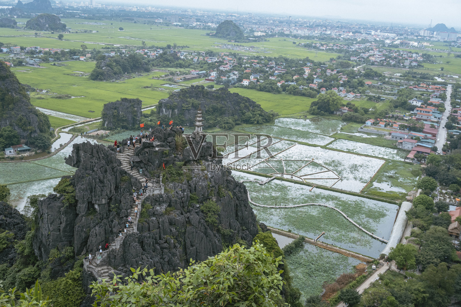 越南宁平 - 2024年5月2日。从Mua洞顶俯瞰的景色照片摄影图片