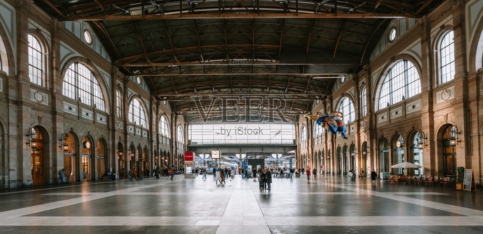 2025年1月24日,瑞士苏黎世。苏黎世主火车站或中央车站内部大厅全景。广角拍摄,自然窗光,背景中有通勤者和旅客。照片摄影图片