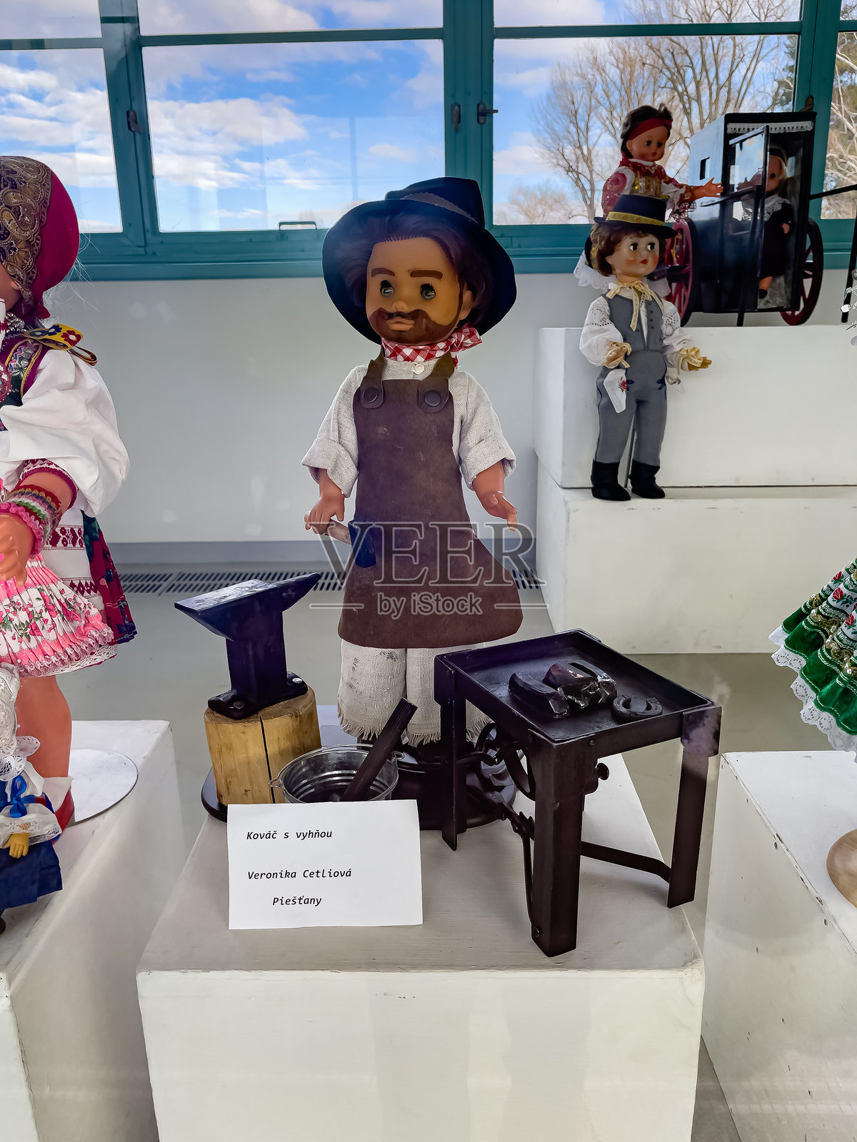 科洛纳多夫桥上的玩偶雕像。照片摄影图片