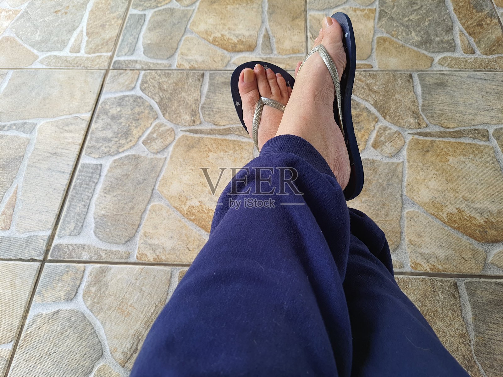 女性穿着拖鞋的脚照片摄影图片