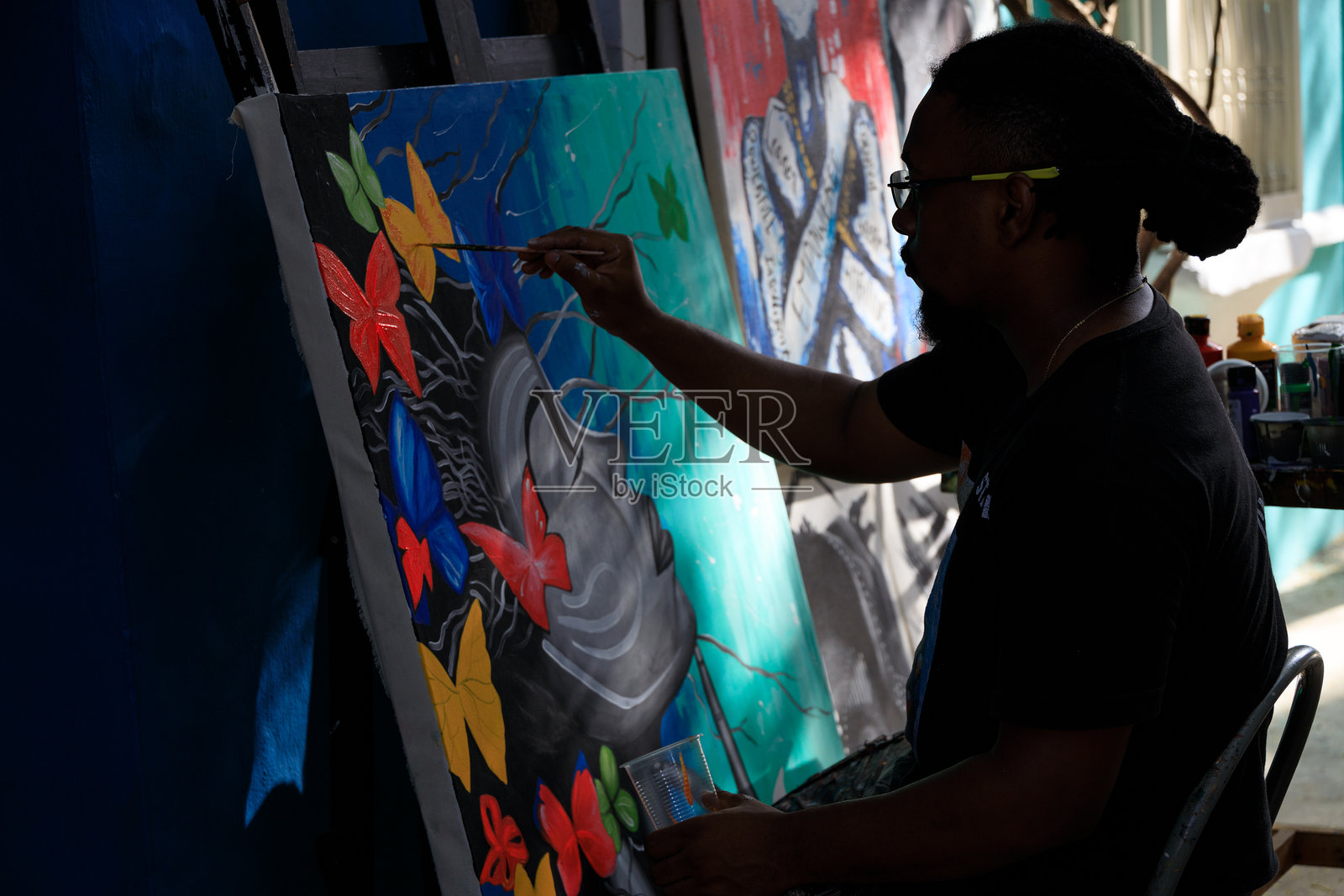 在哥伦比亚卡塔赫纳的盖茨曼尼街头作画的艺术家照片摄影图片