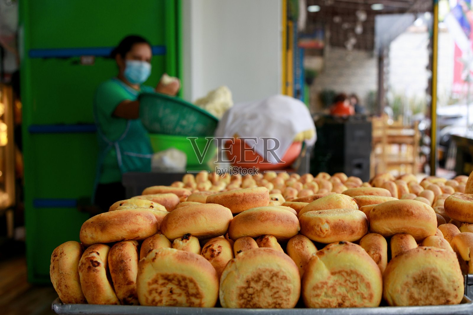 刚刚做了哥伦比亚玉米饼，圆形的玉米面团，位于哥伦比亚的维拉德莱瓦。照片摄影图片