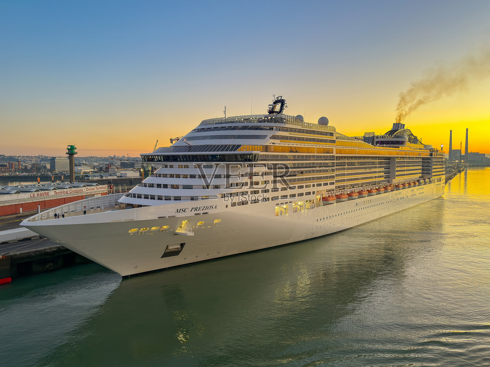 黎明时分的MSC Preziosa游轮照片摄影图片