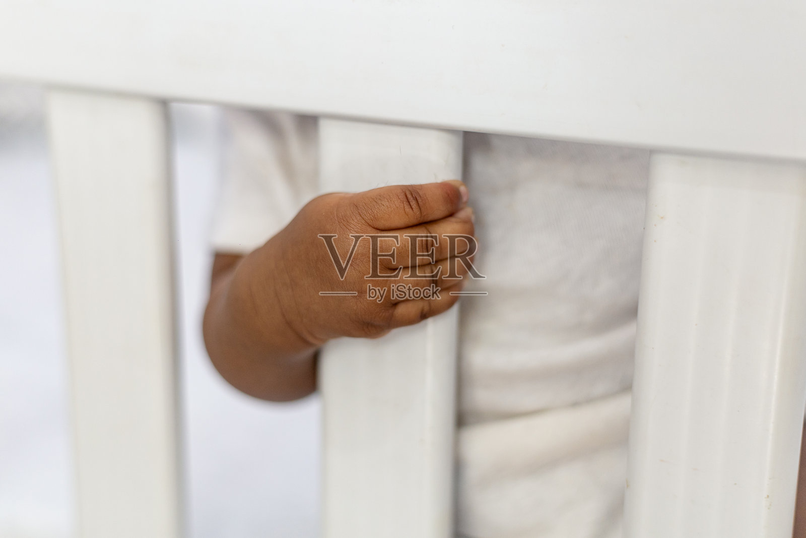 可爱漂亮的非洲小女孩在家里的婴儿床上。照片摄影图片