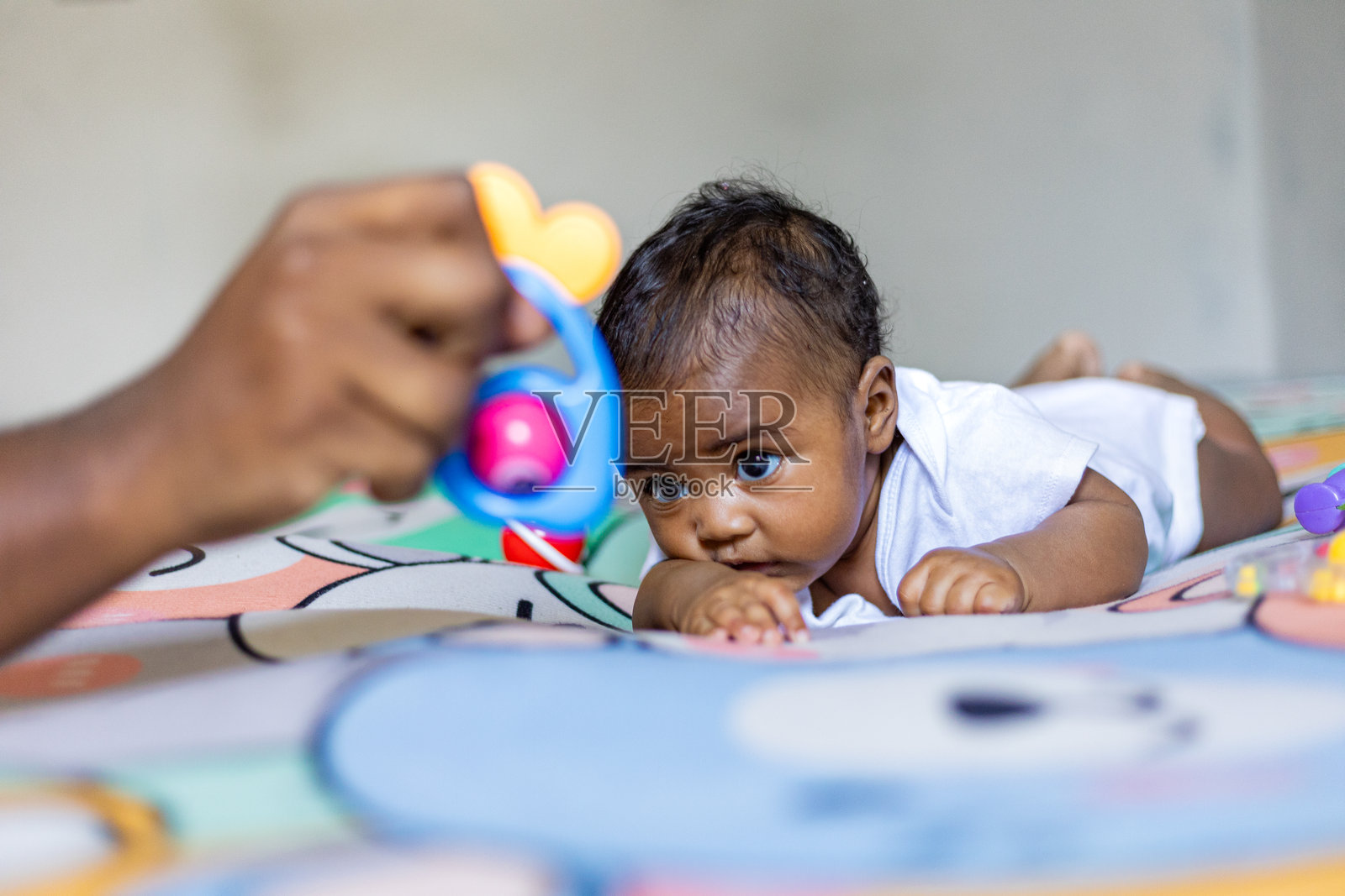 一个小女孩在进行趴着时间，一个小女孩。早产的新生儿。趴着时间是快乐的时光。非洲婴儿，非洲女孩，黑人婴儿，巴西婴儿。照片摄影图片