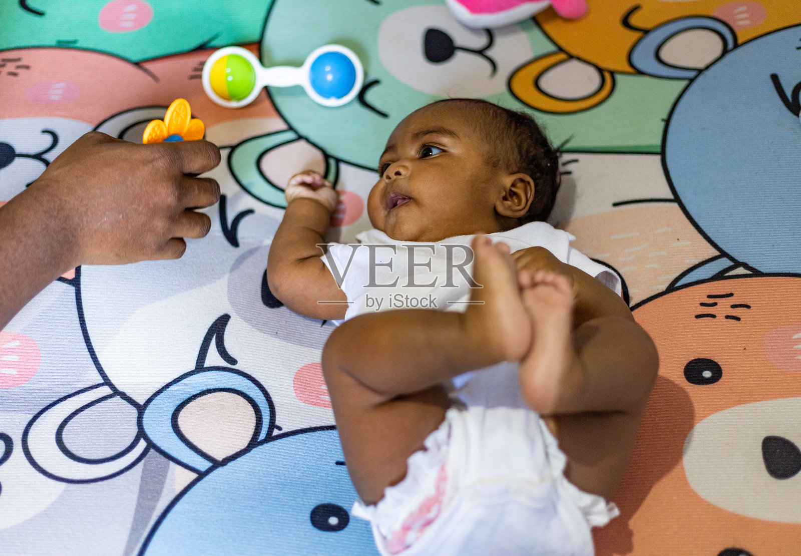 一个小女孩在进行趴着时间，一个小女孩。早产的新生儿。趴着时间是快乐的时光。非洲宝宝，非洲女孩，黑人宝宝，巴西宝宝。照片摄影图片