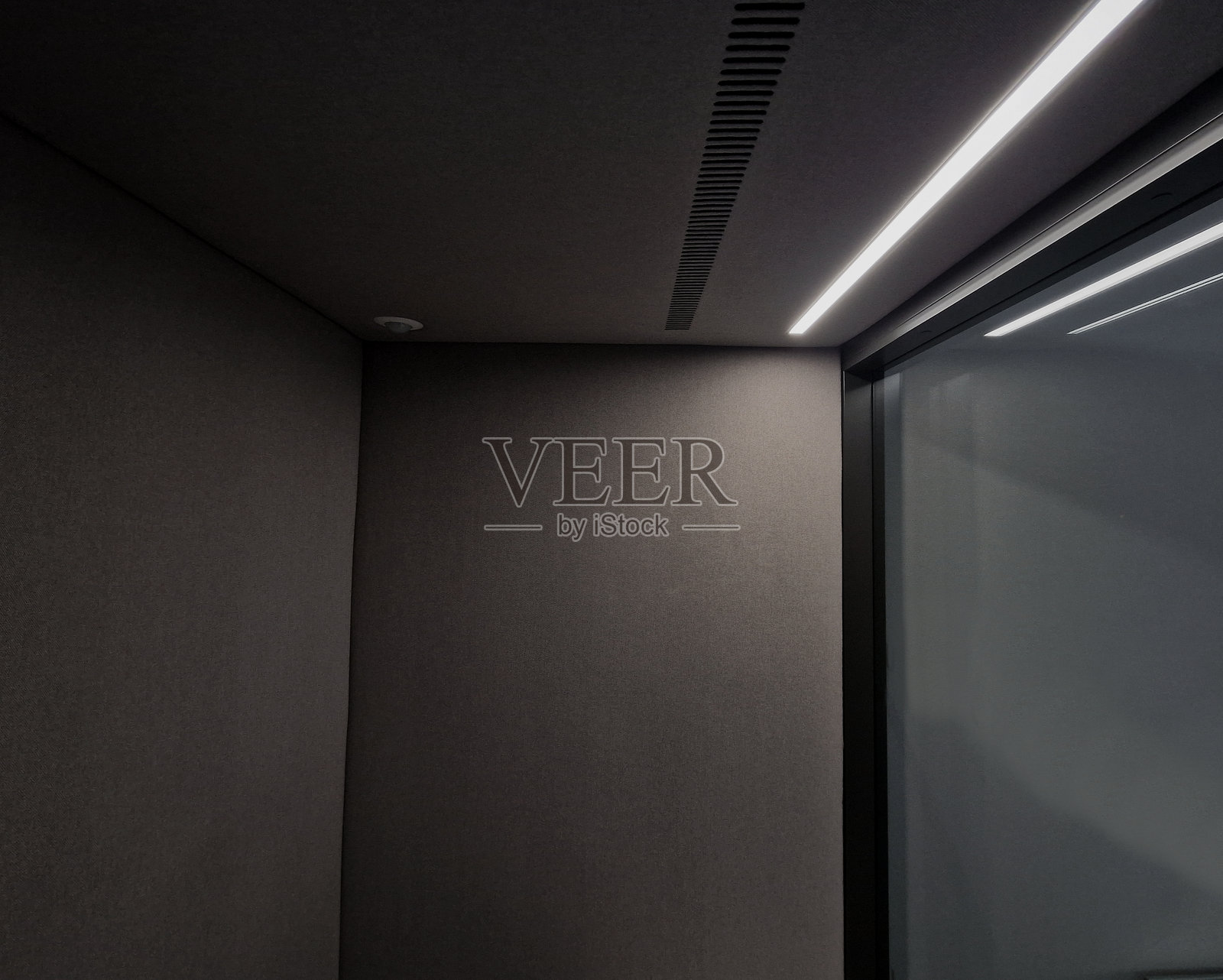 隔音箱内的职员无法听到周围的噪音，办公室里的人也听不到舱内的通话。内部用柔软的羊毛填充，能够吸收声音。面板和门都经过密封，颜色为灰色。照片摄影图片