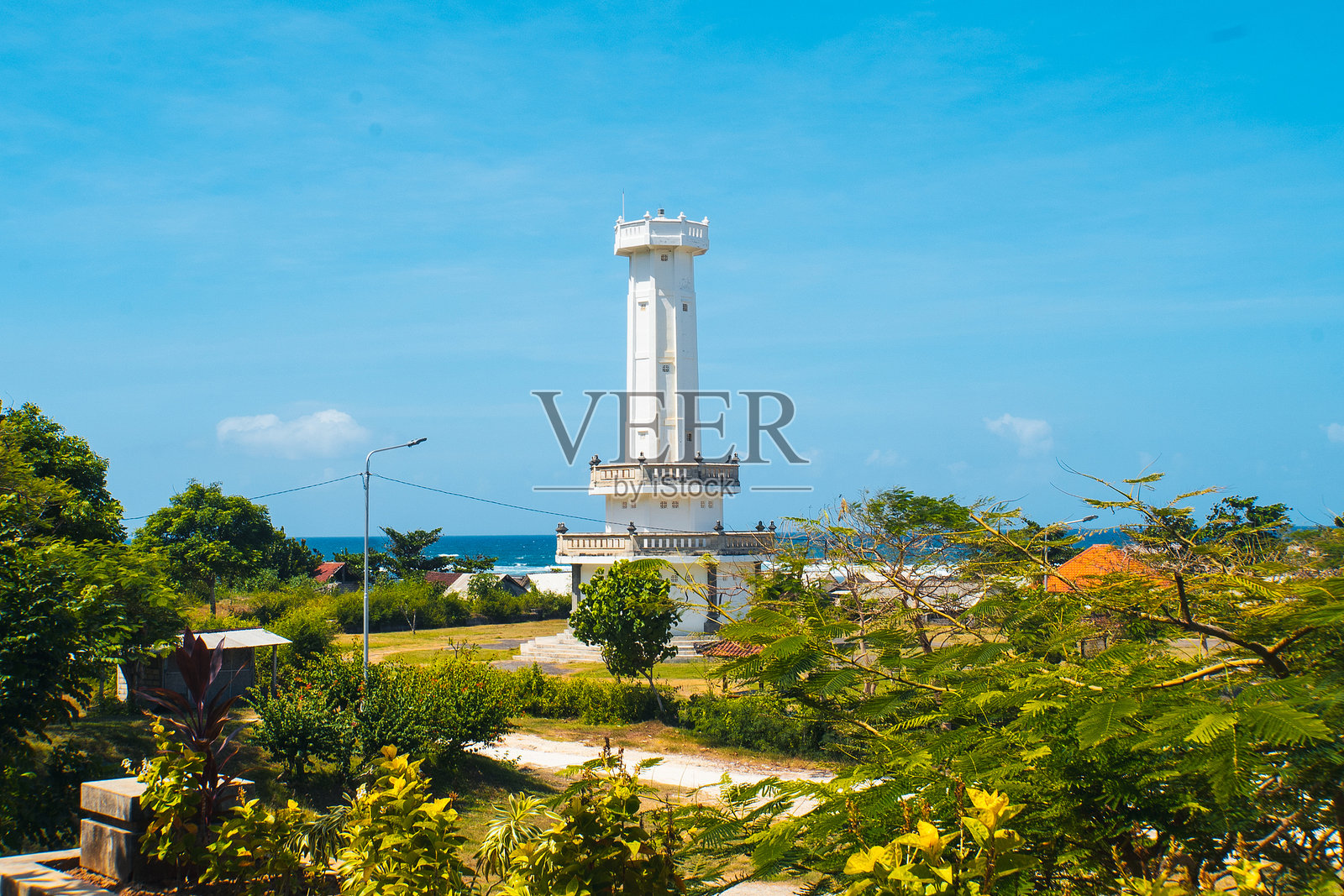 巴厘岛潘达瓦海滩的灯塔在阳光明媚的日子里照片摄影图片
