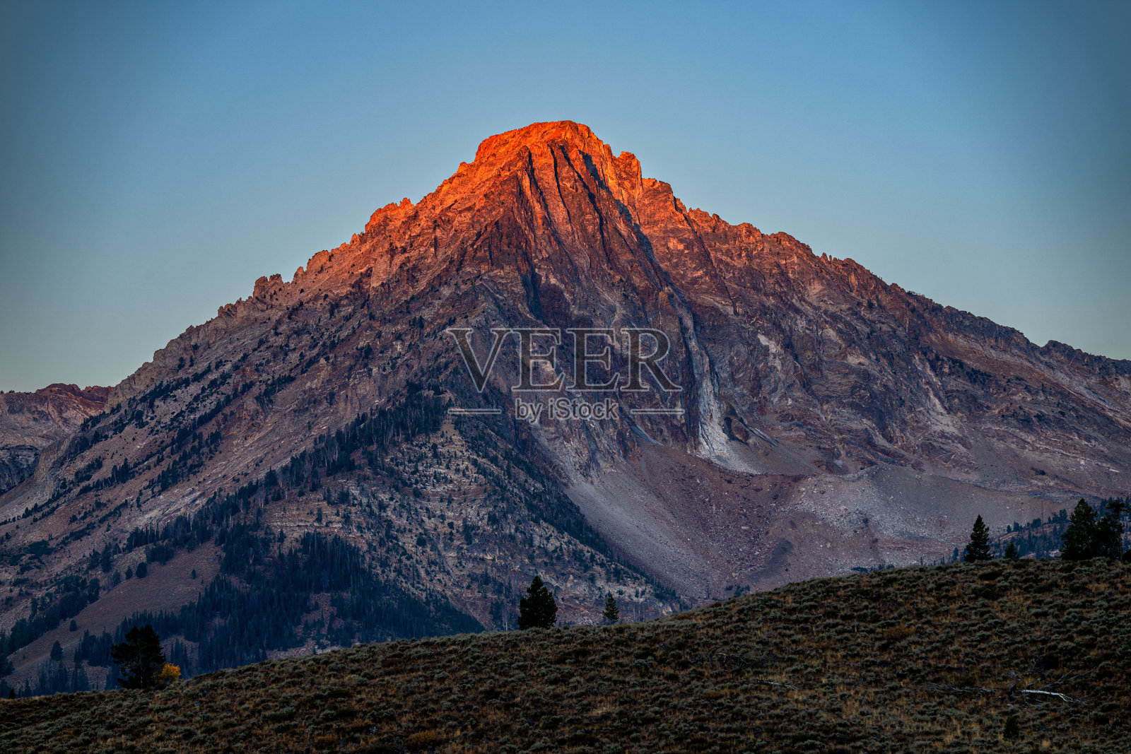 单峰晨曦景观照片摄影图片