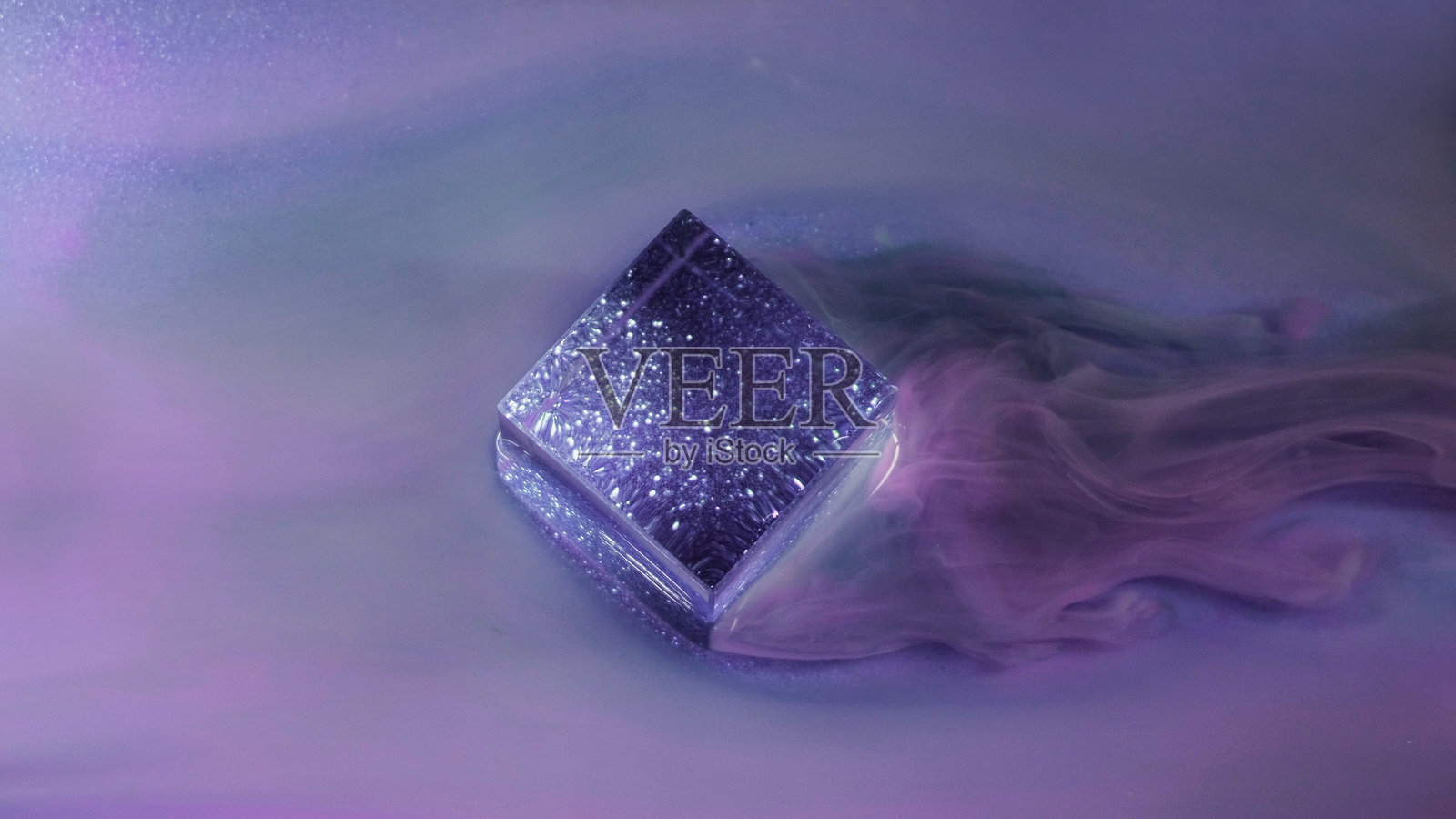 漂浮的雾气闪烁着光彩的烟雾颜料墨水照片摄影图片