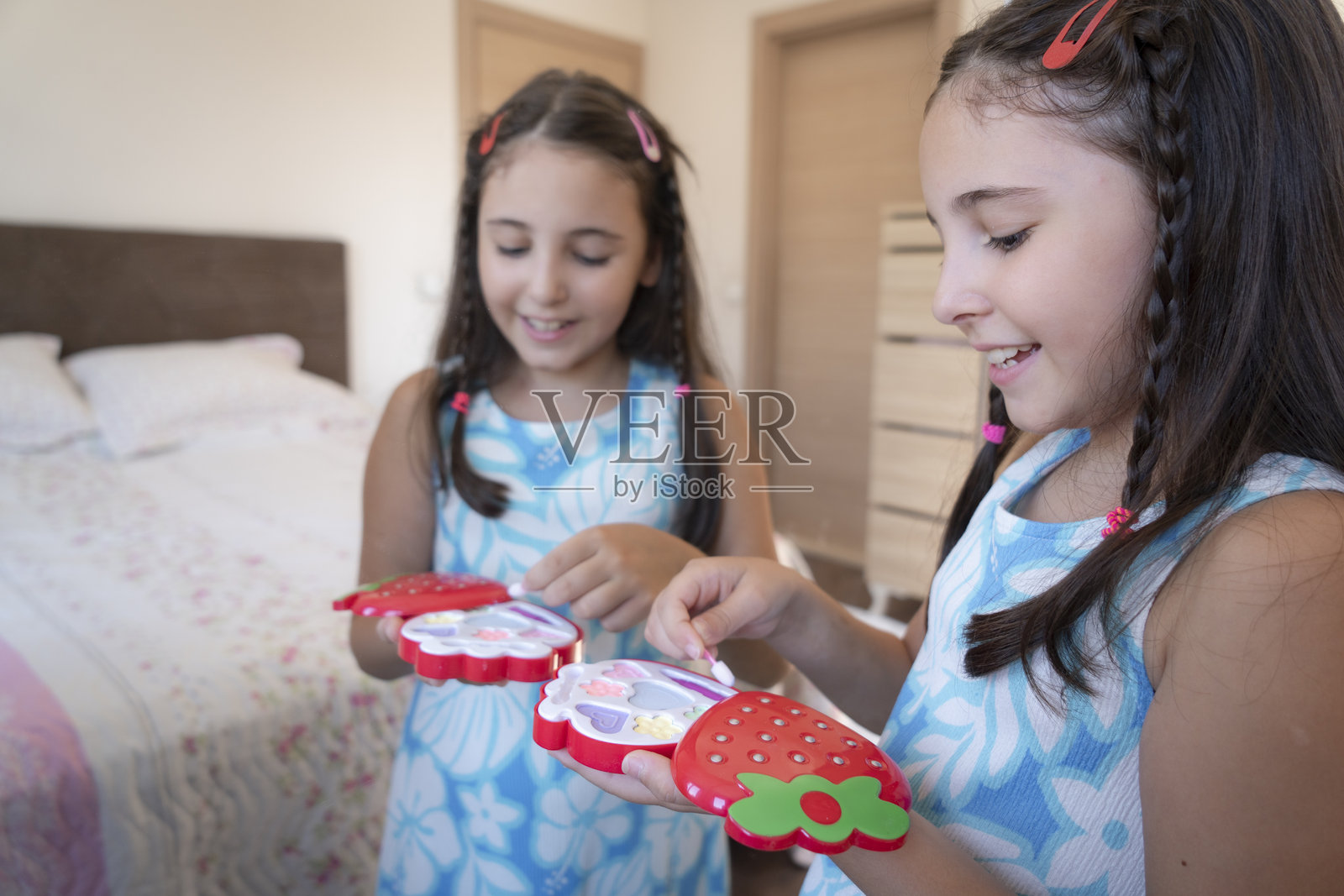 漂亮的小女孩，正在用刷子化妆照片摄影图片