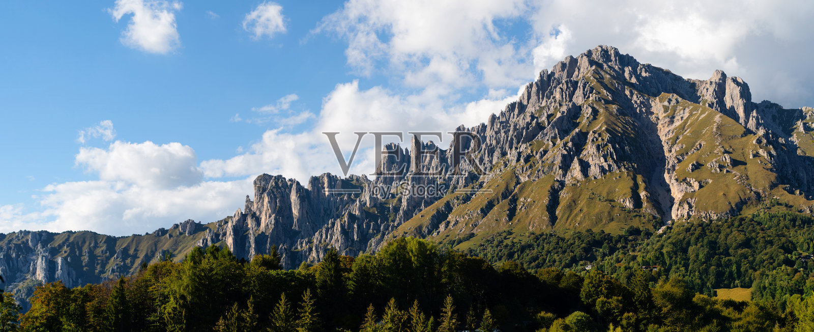 在Piani Resinelli的Valentino公园Belvedere附近的Grignetta山全景。照片摄影图片