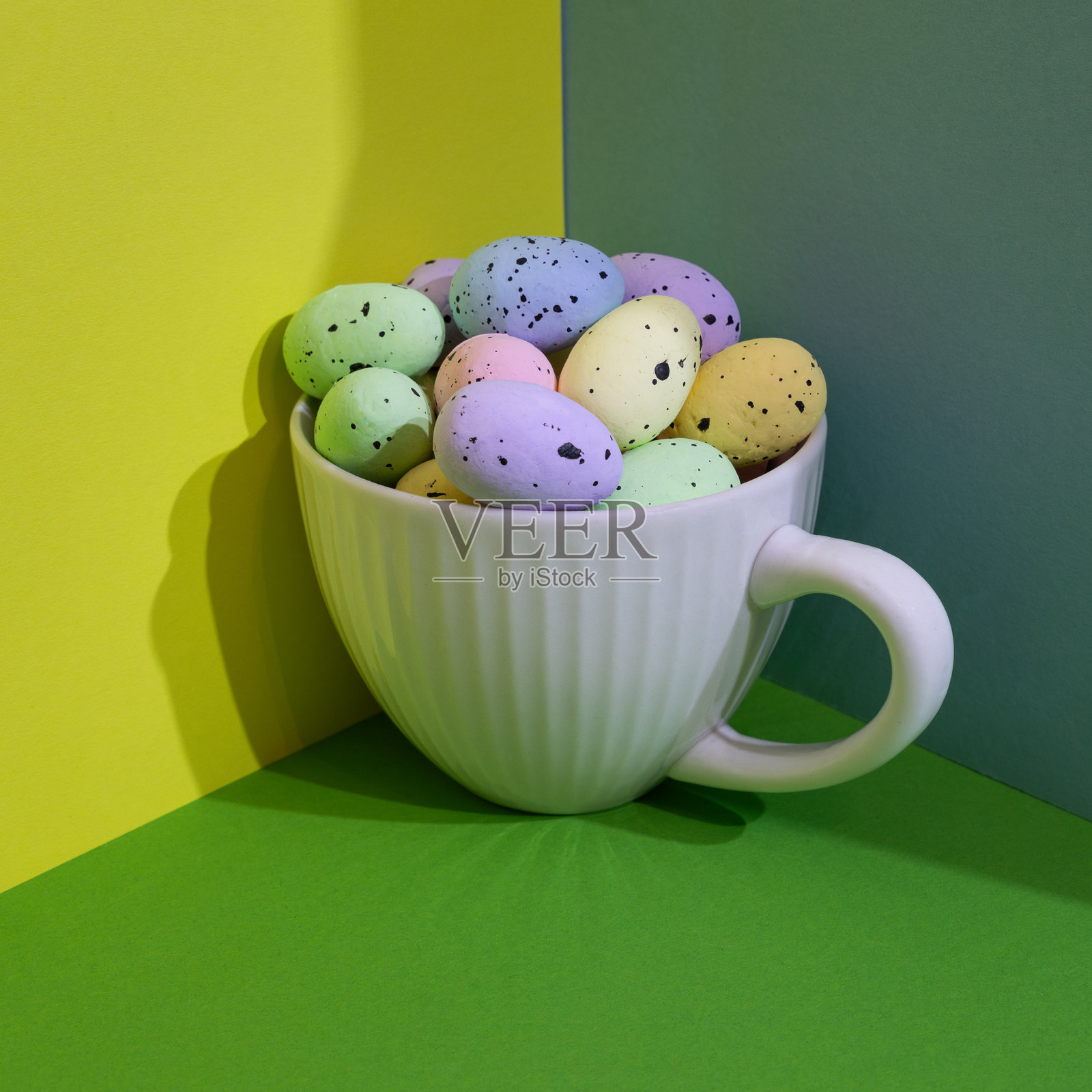 一个装满五彩缤纷复活节彩蛋的白色杯子照片摄影图片