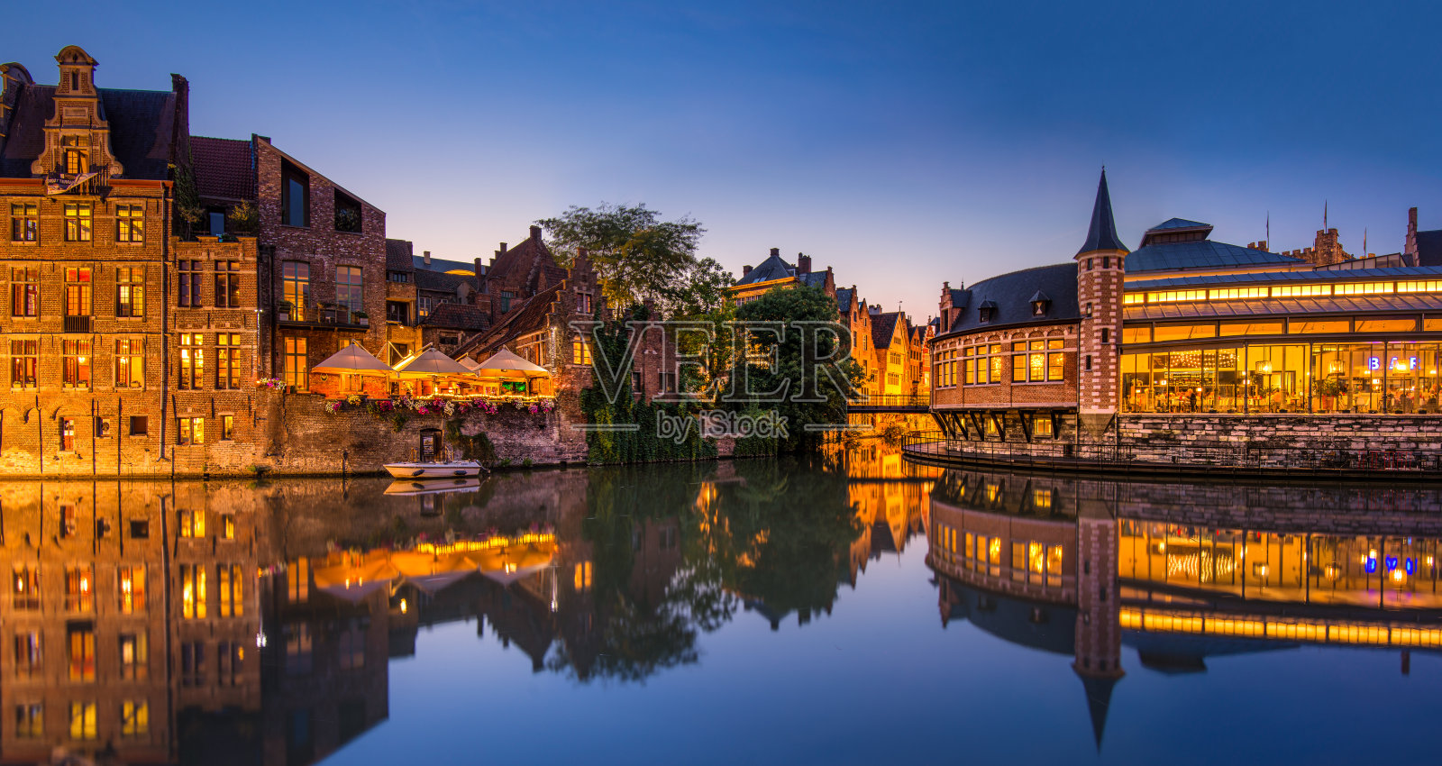 晚间在根特水道上的倒影，展现了建筑之美和宁静的氛围照片摄影图片