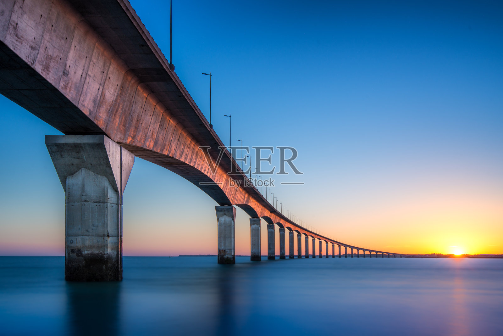 日落时分的勒雷岛桥壮丽景色照片摄影图片