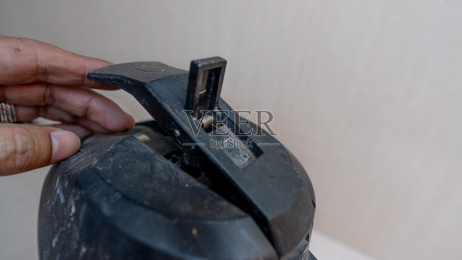 破损的二手热水瓶照片摄影图片