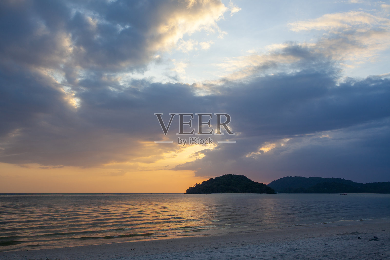 马来西亚兰卡威岛上令人惊叹的海滩日出照片摄影图片