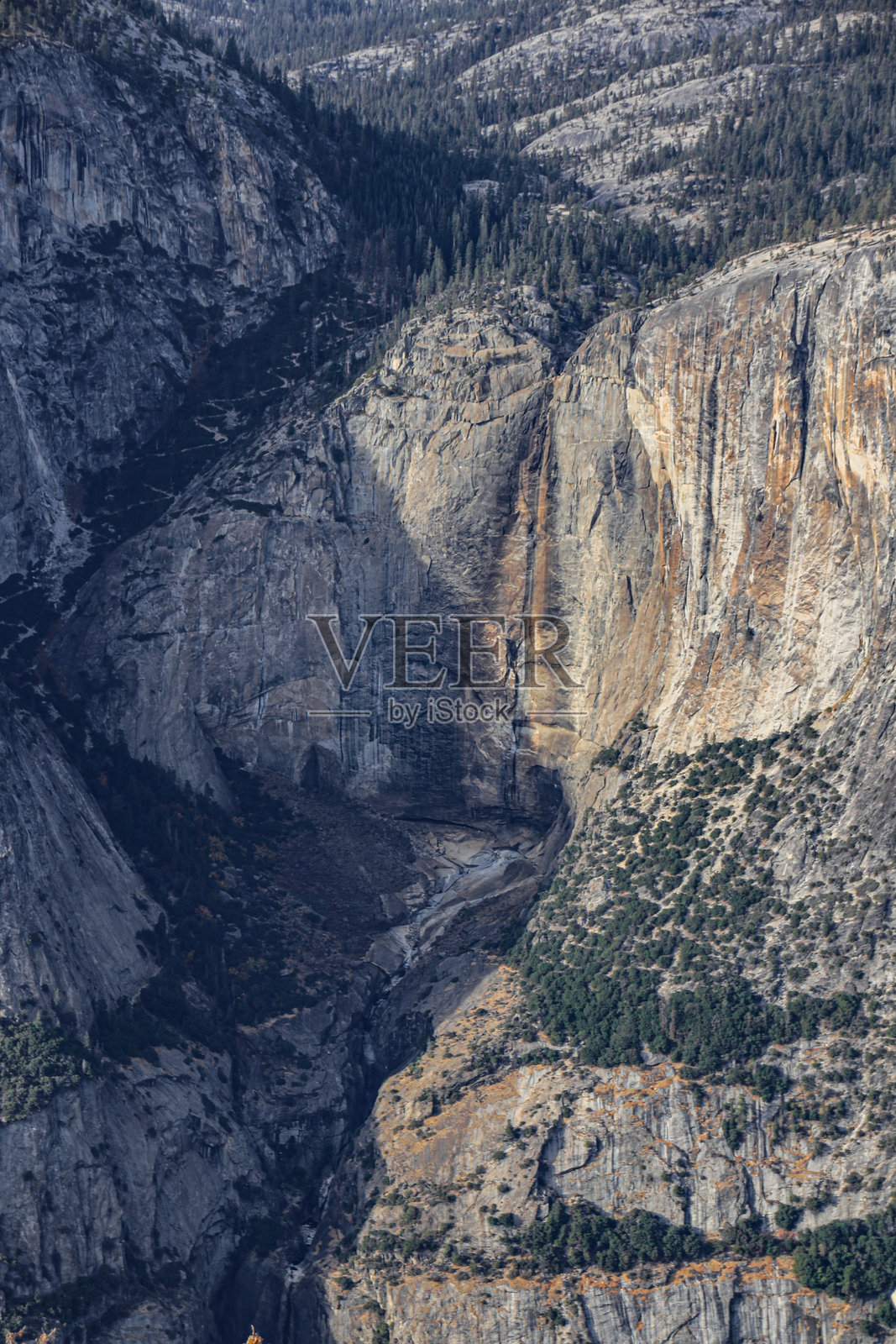 壮丽的岩石山峰坐落在优美的山景中，优胜美地国家公园，美国照片摄影图片
