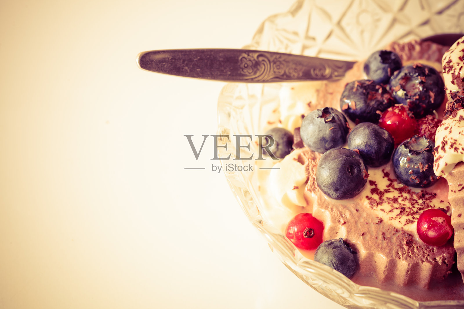 冰淇淋和浆果水果照片摄影图片