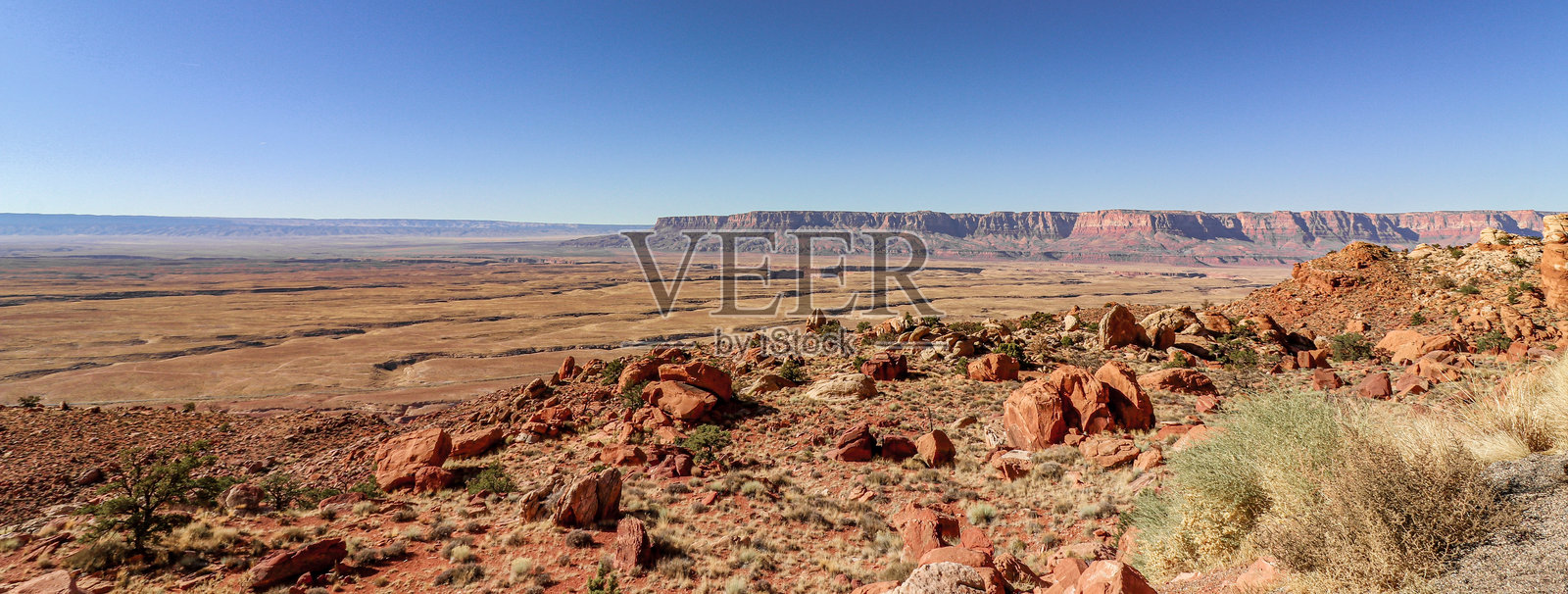 令人惊叹的沙漠风景，展现岩石突起和湛蓝的天空照片摄影图片