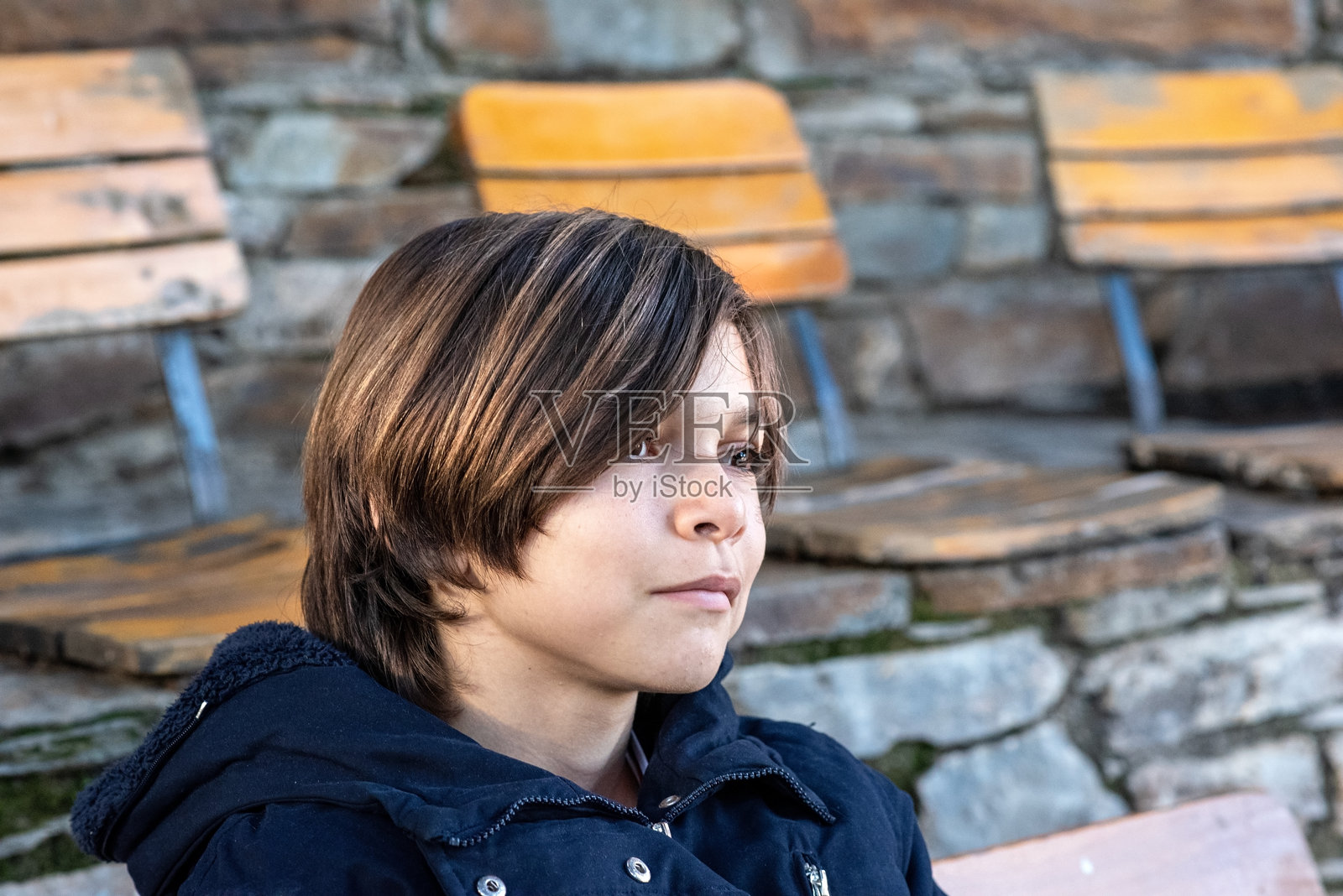 年轻男孩在户外观看戏剧、表演或音乐会照片摄影图片