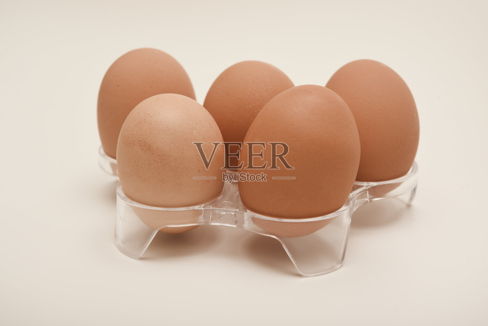 烤箱中的鸡蛋。白色背景上的棕色鸡蛋。照片摄影图片