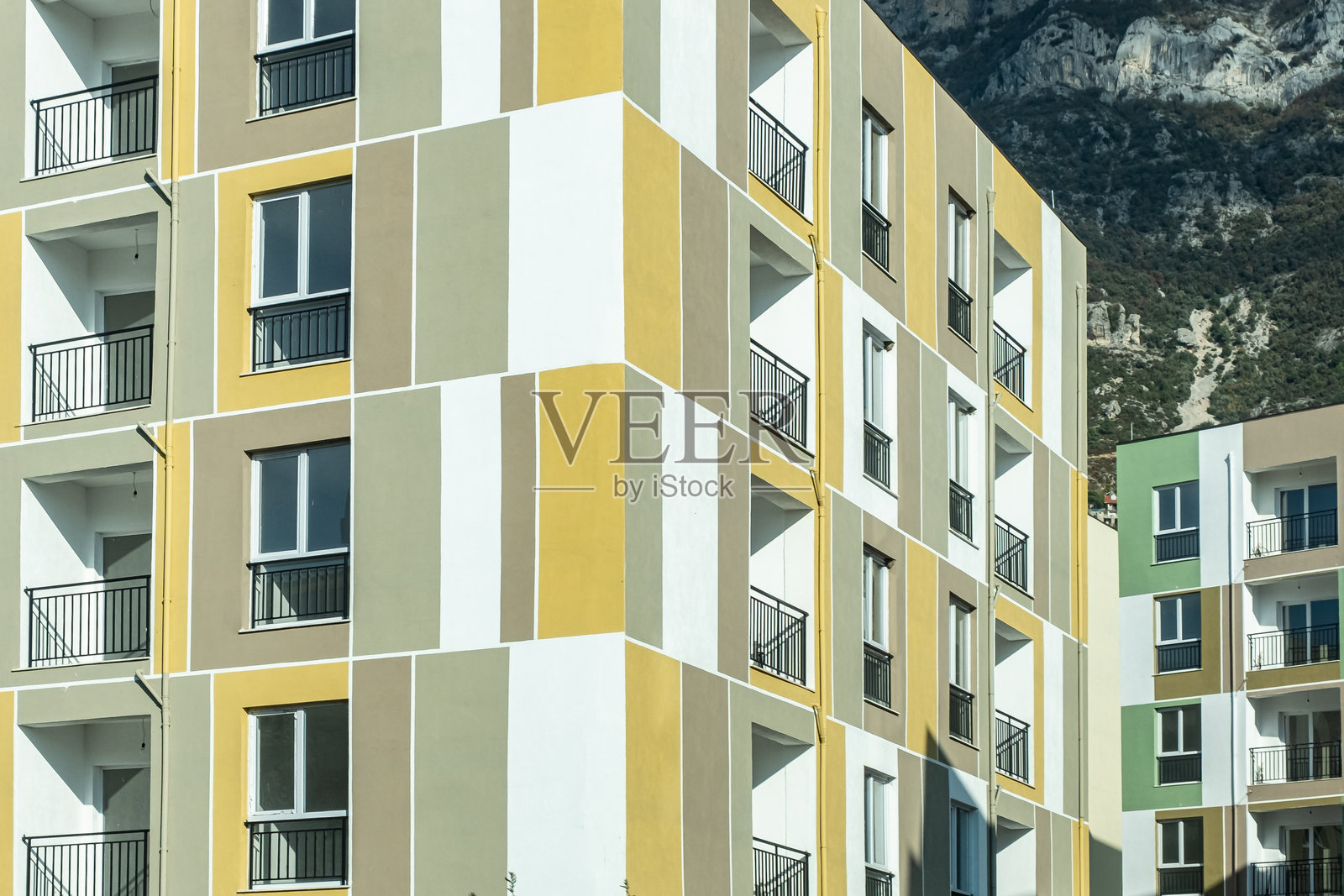 房地产物业和公寓建筑。现代奢华公寓大楼照片摄影图片