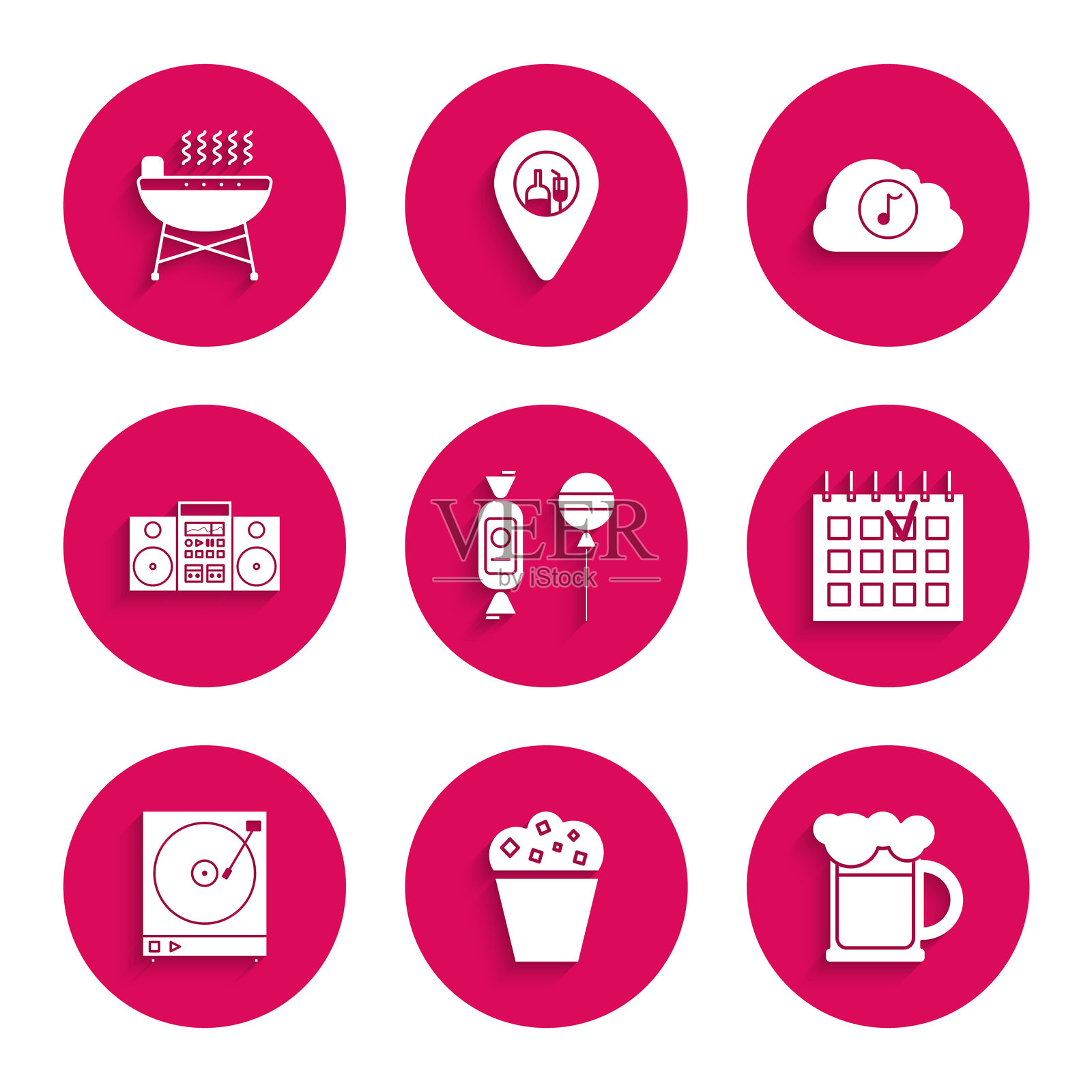 棒棒糖、纸箱里的爆米花、木制啤酒杯、详细日历、带黑胶唱片的黑胶唱机、家用立体声音响（两个扬声器）、音乐流媒体服务和烧烤架图标。矢量图。插画图片素材