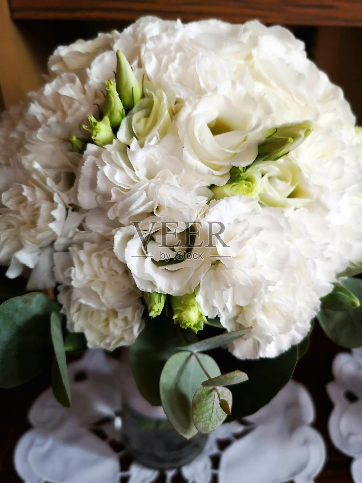 婚礼当天的白色香雪兰新娘花束。美丽。照片摄影图片