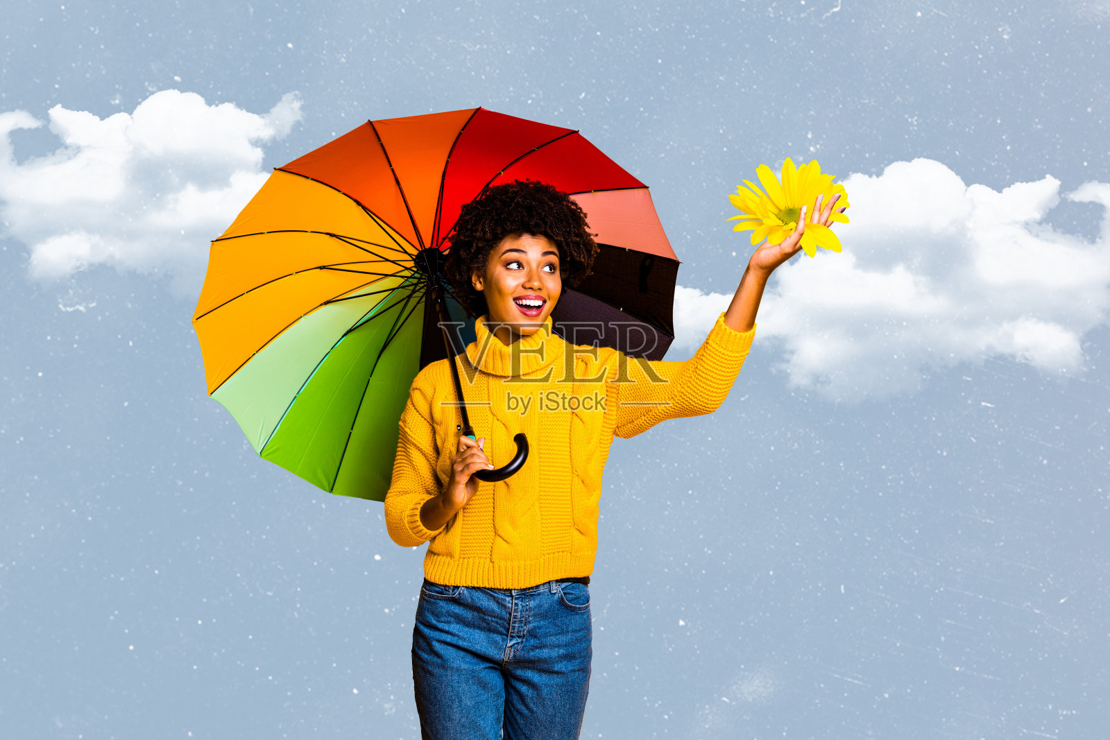 阳光明媚的漂亮女孩手持伞和新鲜雏菊，背景是创意蓝色的天空和白云的拼贴画照片摄影图片