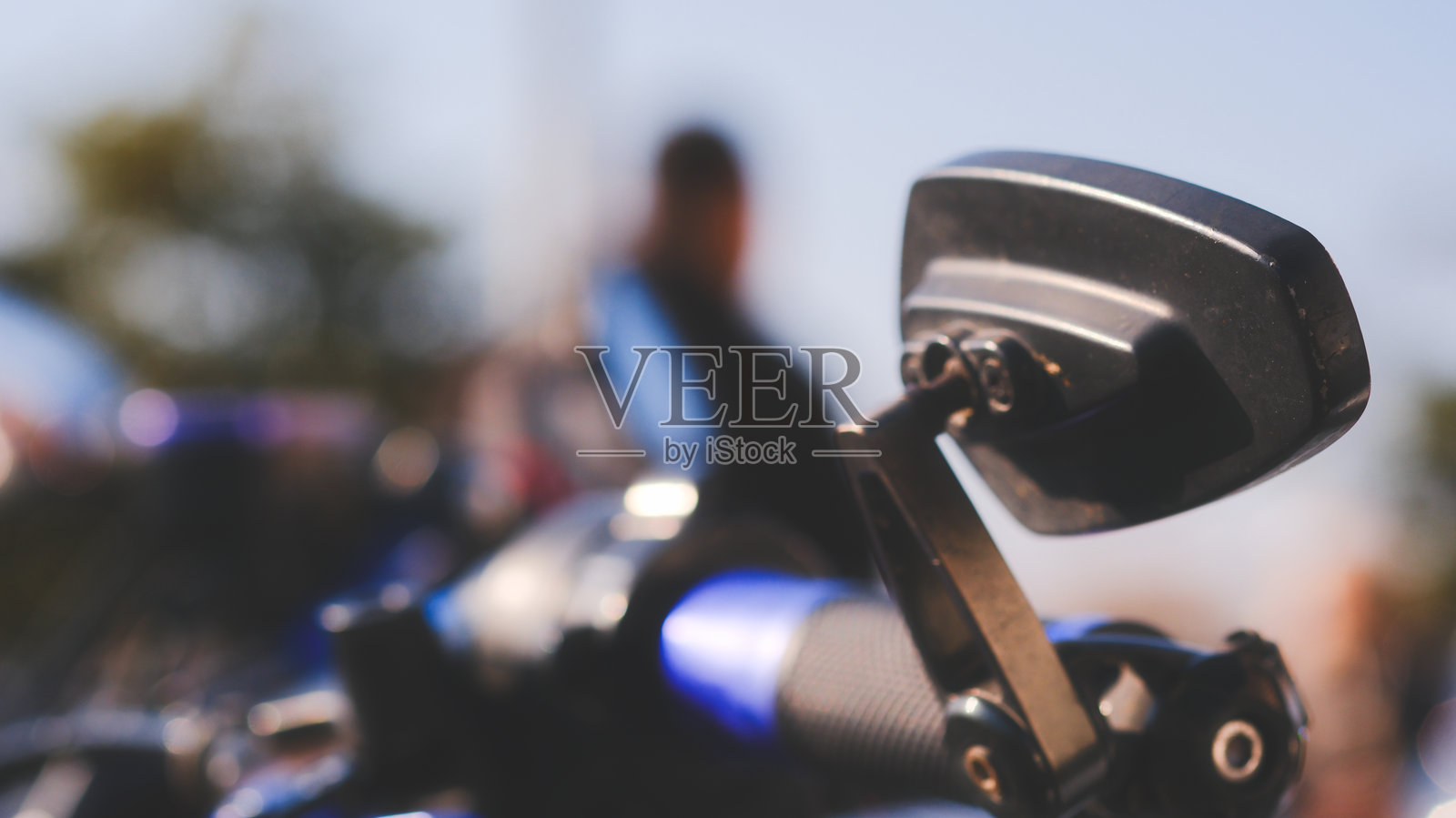 一面摩托车镜子在模糊的背景中展示。照片摄影图片