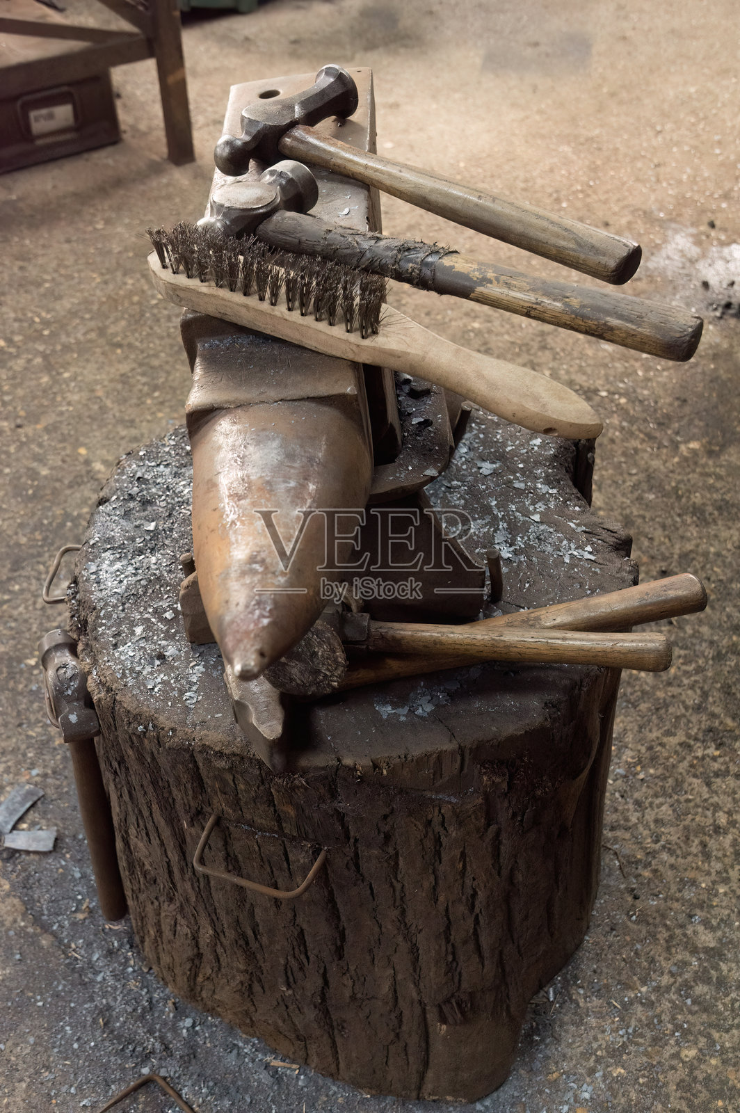 铁匠工具放在铁砧上照片摄影图片