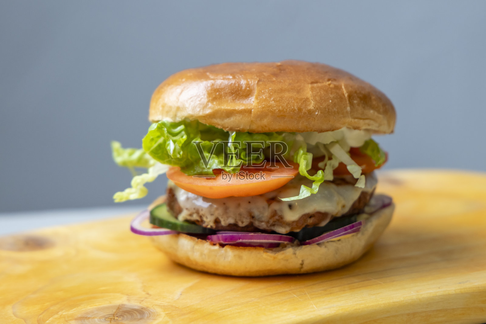 美味的植物性芝士汉堡，搭配温热的布里欧修面包和新鲜的配料照片摄影图片