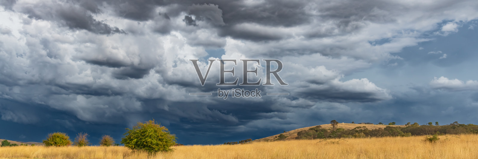 狂风暴雨即将袭来乡村田野照片摄影图片