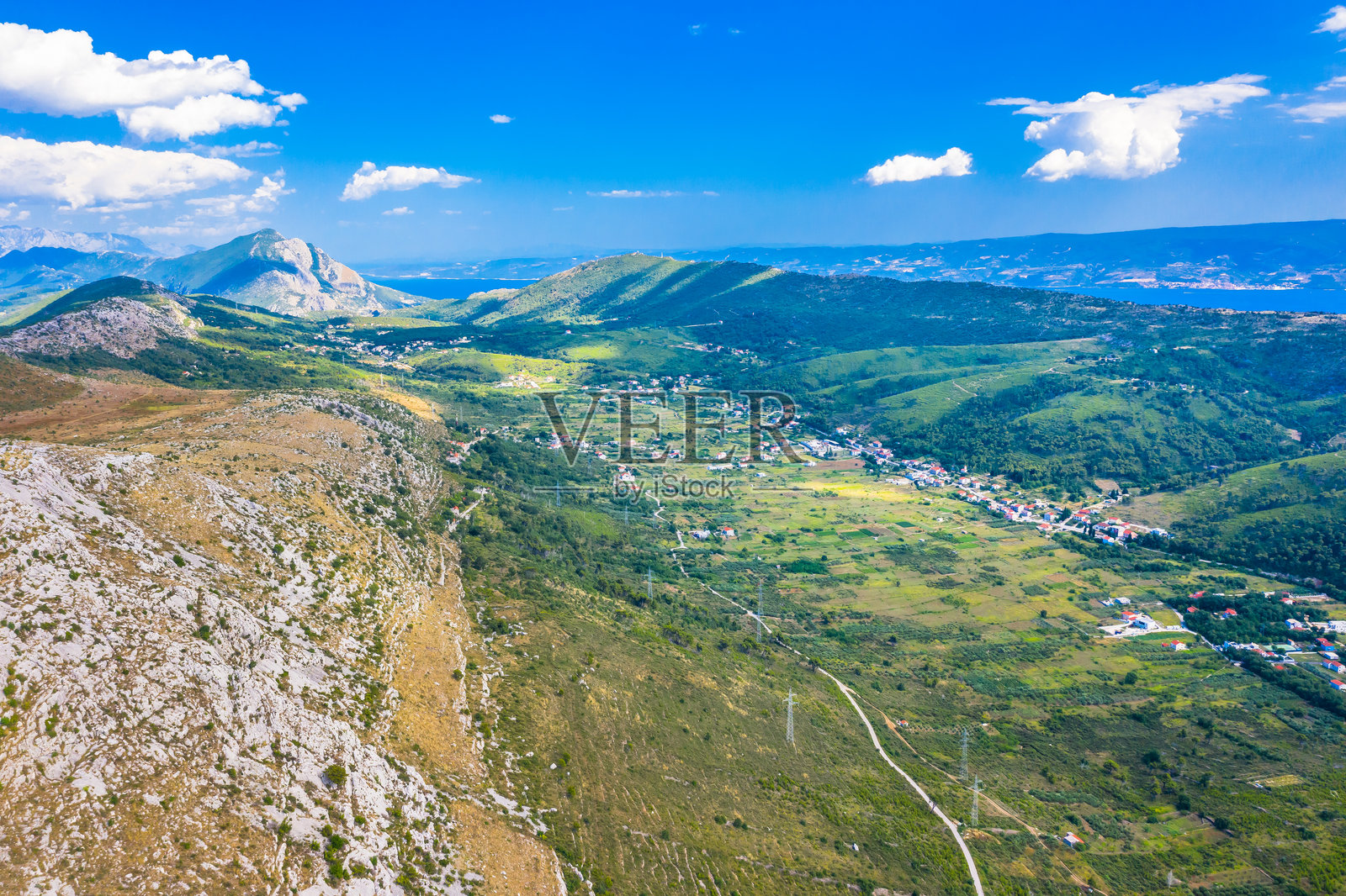 斯林吉内村庄与山脉背景和风景如画的达尔马提亚景观照片摄影图片